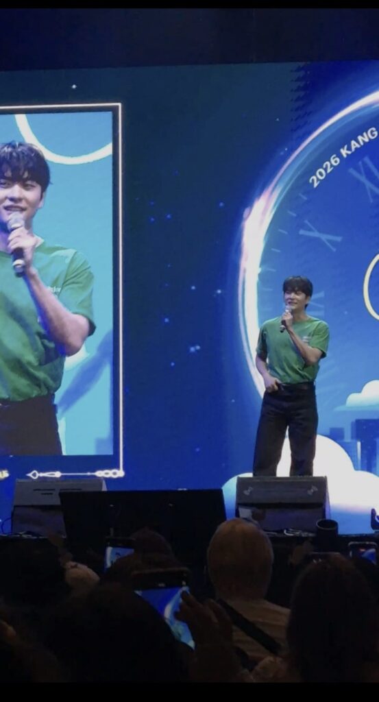 Kang Tae Oh fanmeeting México 2026. Kang Tae Oh usando una playera verde de México en el soundcheck de su fanmeeting México 2026 conviviendo con fans.